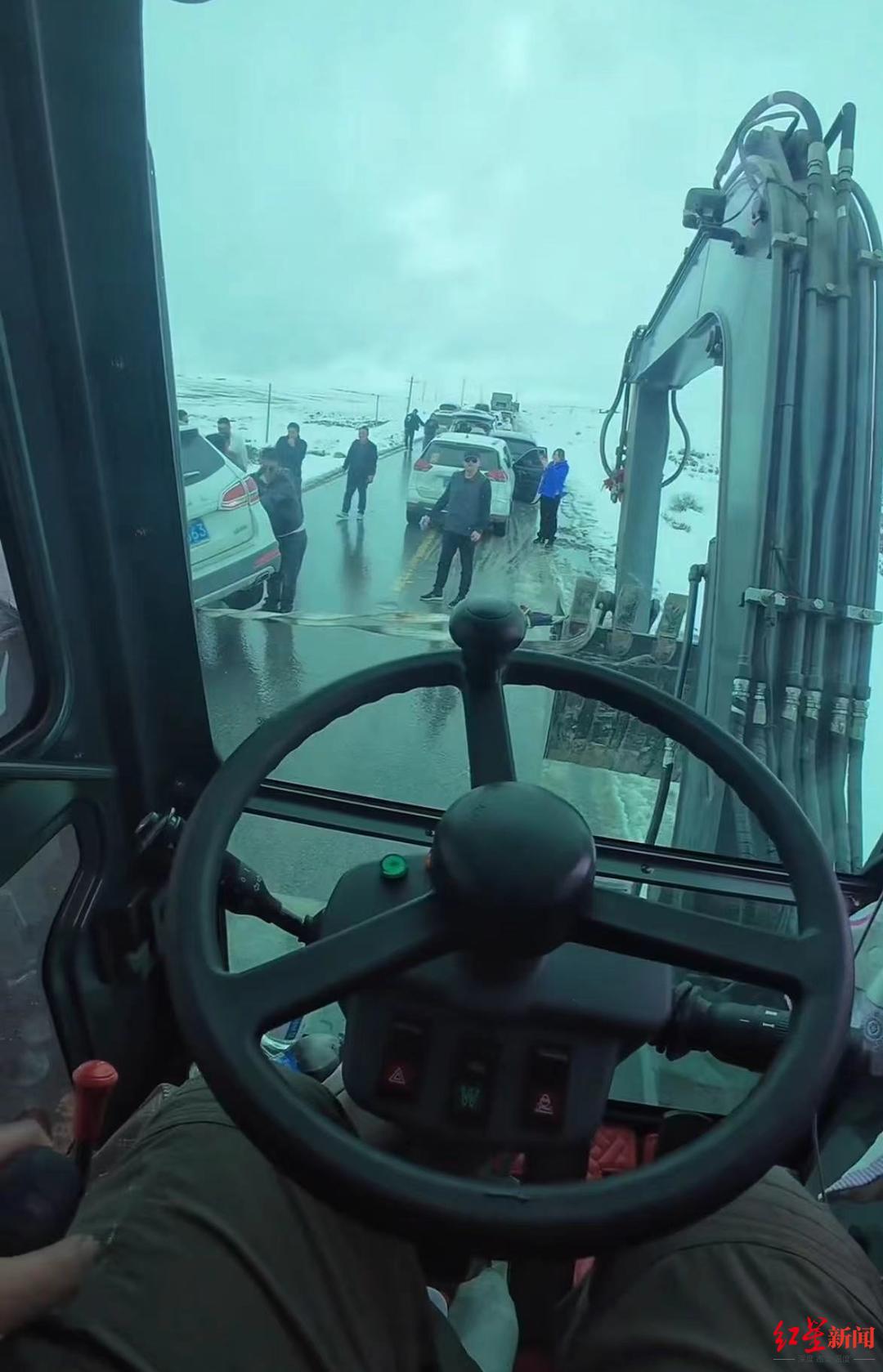 对话“开挖掘机去西藏”男子:已抵珠峰脚下,行程近5000公里,一路受助也在助人