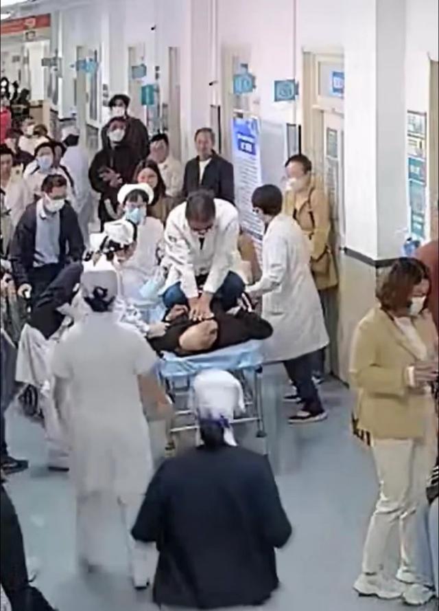 老人心脏骤停医生跳上担架救人，回应：患者心脏骤停，上担架是为争取时间