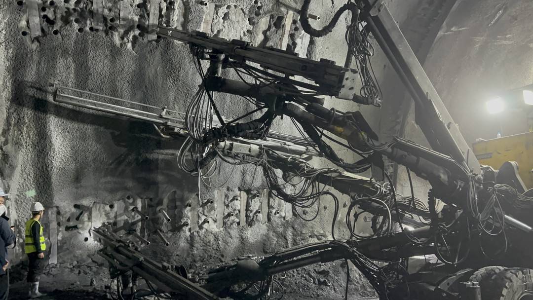 川青铁路德胜隧道贯通 年内可实现“坐着动车游九寨”