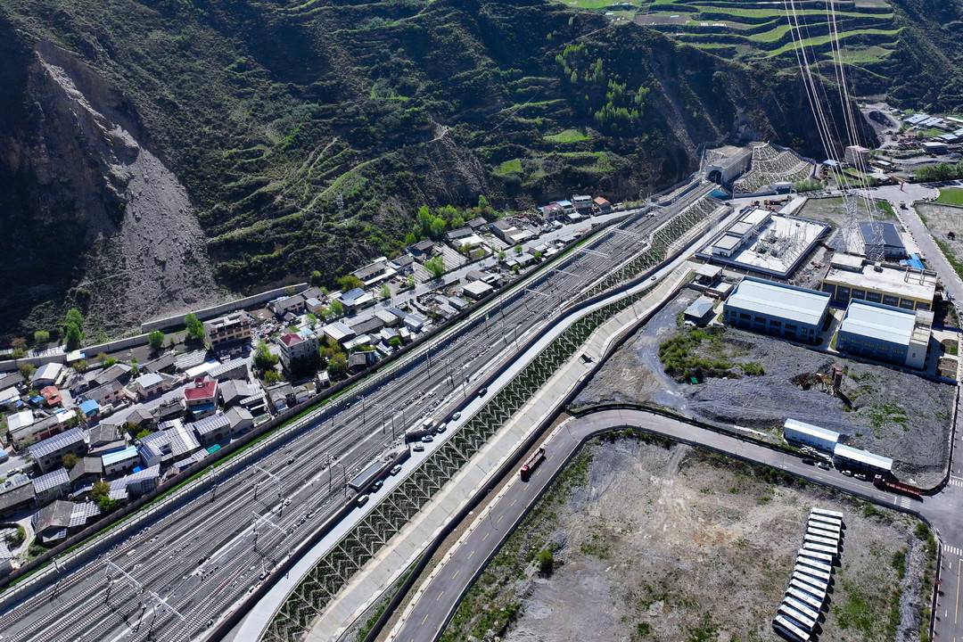 川青铁路德胜隧道贯通 年内可实现“坐着动车游九寨”