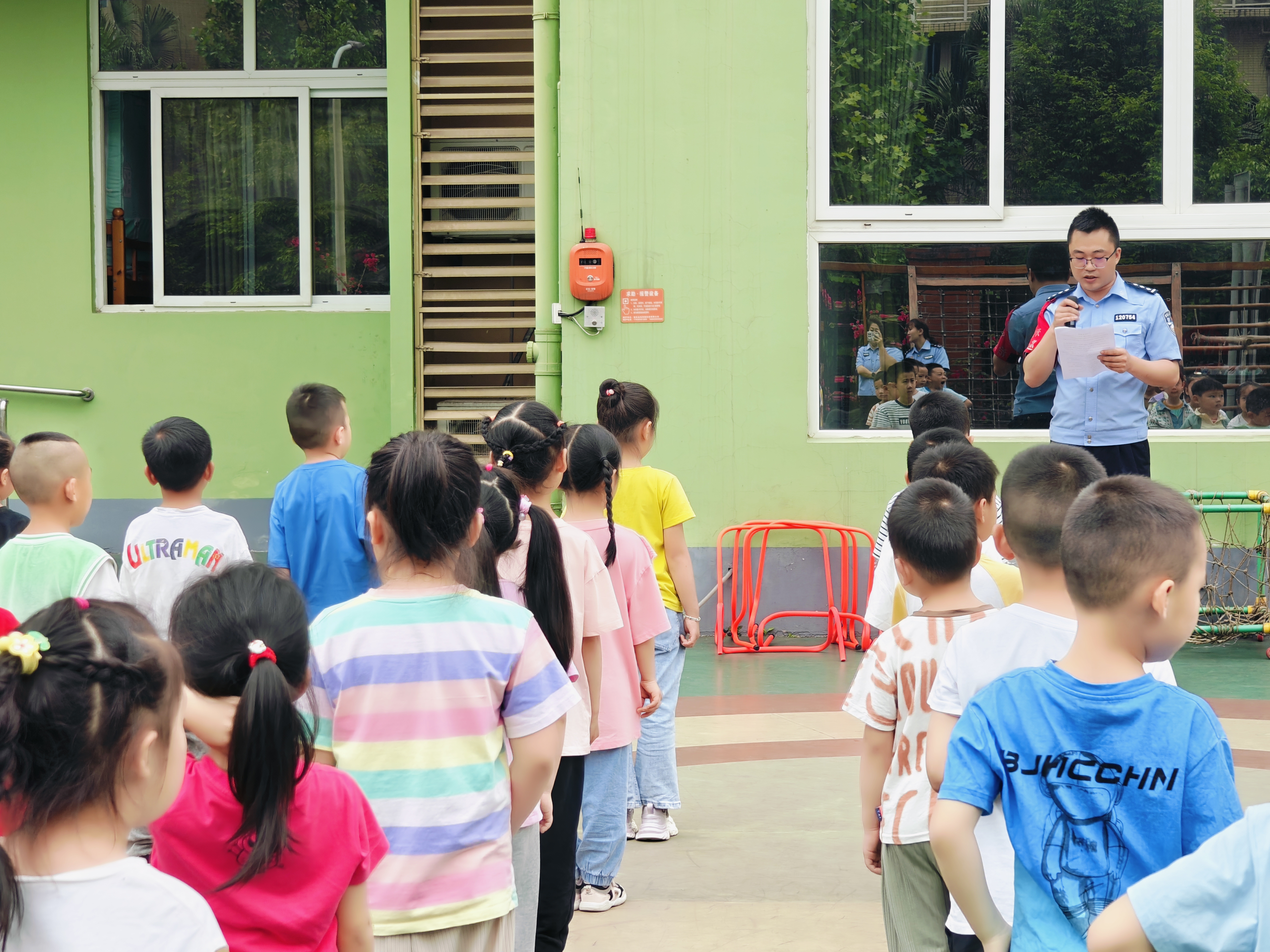 1民警向孩子们讲解“防溺水”知识