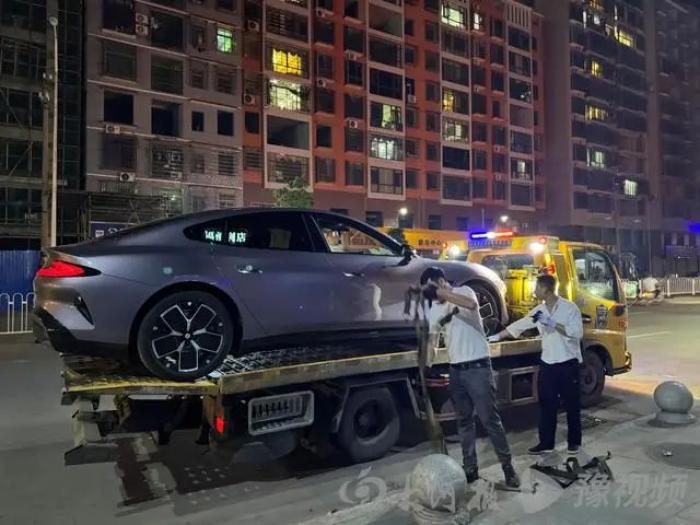 刚买未满一个月的小米SU7现“刹车故障”,车主称救援电话无人接听,售后:软件误判