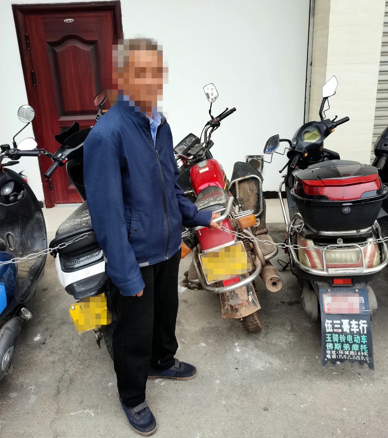 69歲大爺站著騎報廢摩托在村道狂飆，網友評論炸了！四川警方通報