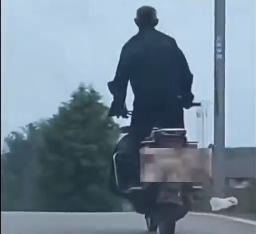 69歲大爺站著騎報廢摩托在村道狂飆，網友評論炸了！四川警方通報