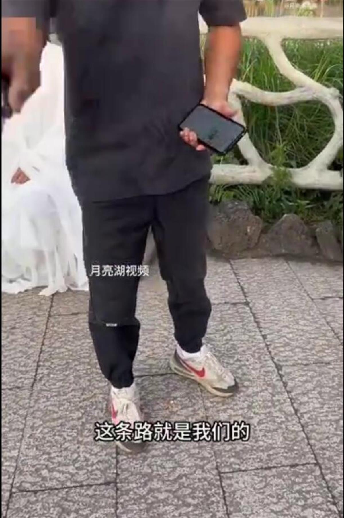 摄影师带顾客拍照遭男子怒斥“滚出去”，景区：商拍需收费，将严肃处理态度恶劣人员