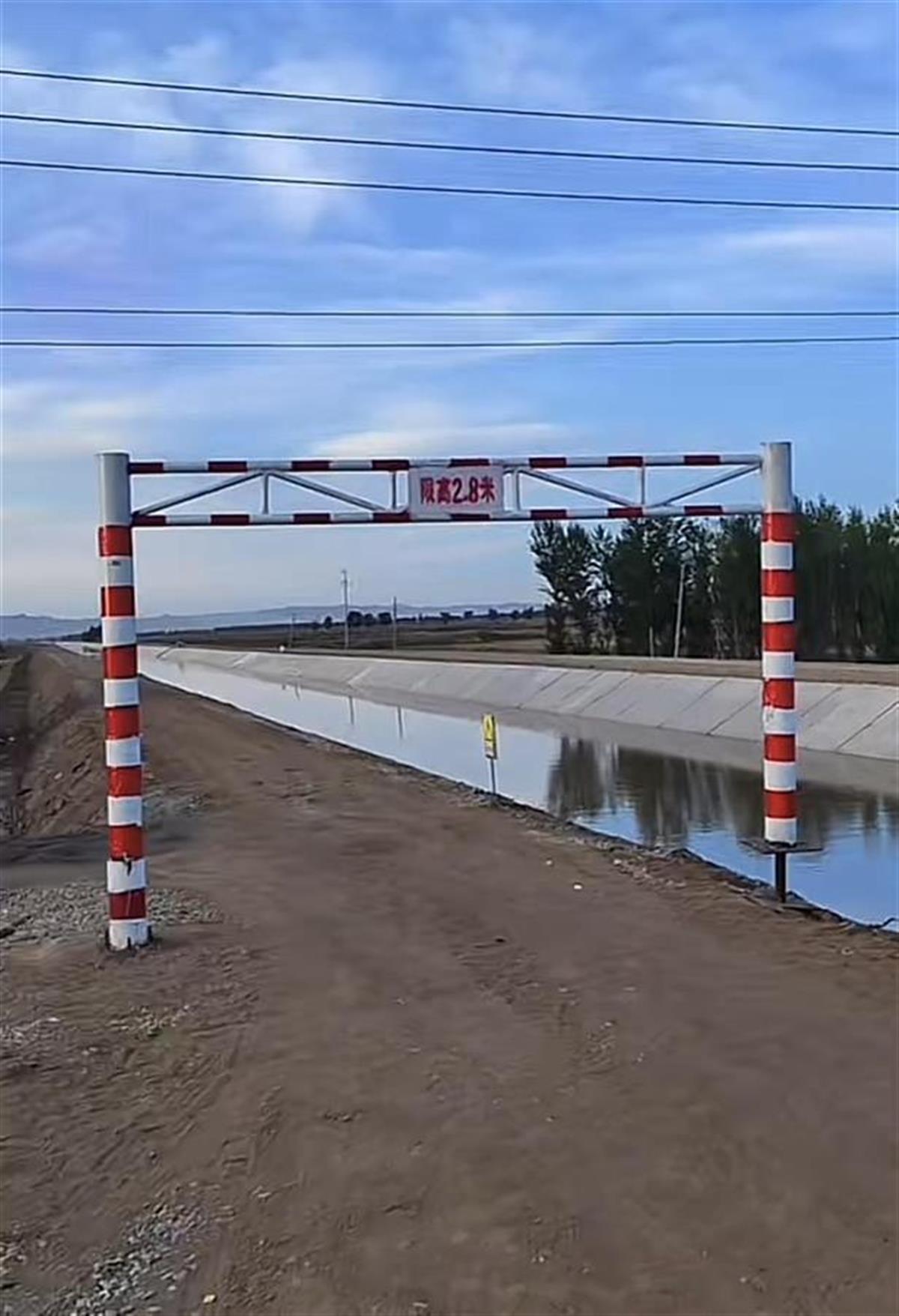 内蒙古五原一县道设收费站，村民开车从旁边小路绕行，官方回应