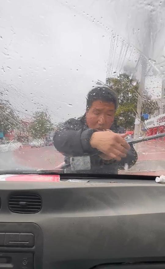 儿子做游戏代练被当“反面教材”,只有父亲支持他!儿子的回馈方式感动全网