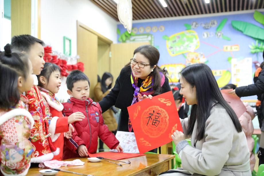 巴幼教师和小朋友们在新年课程中迎接新年的到来