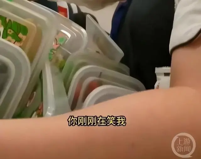 冲上热搜！12306客服回应“高铁有2元矿泉水”