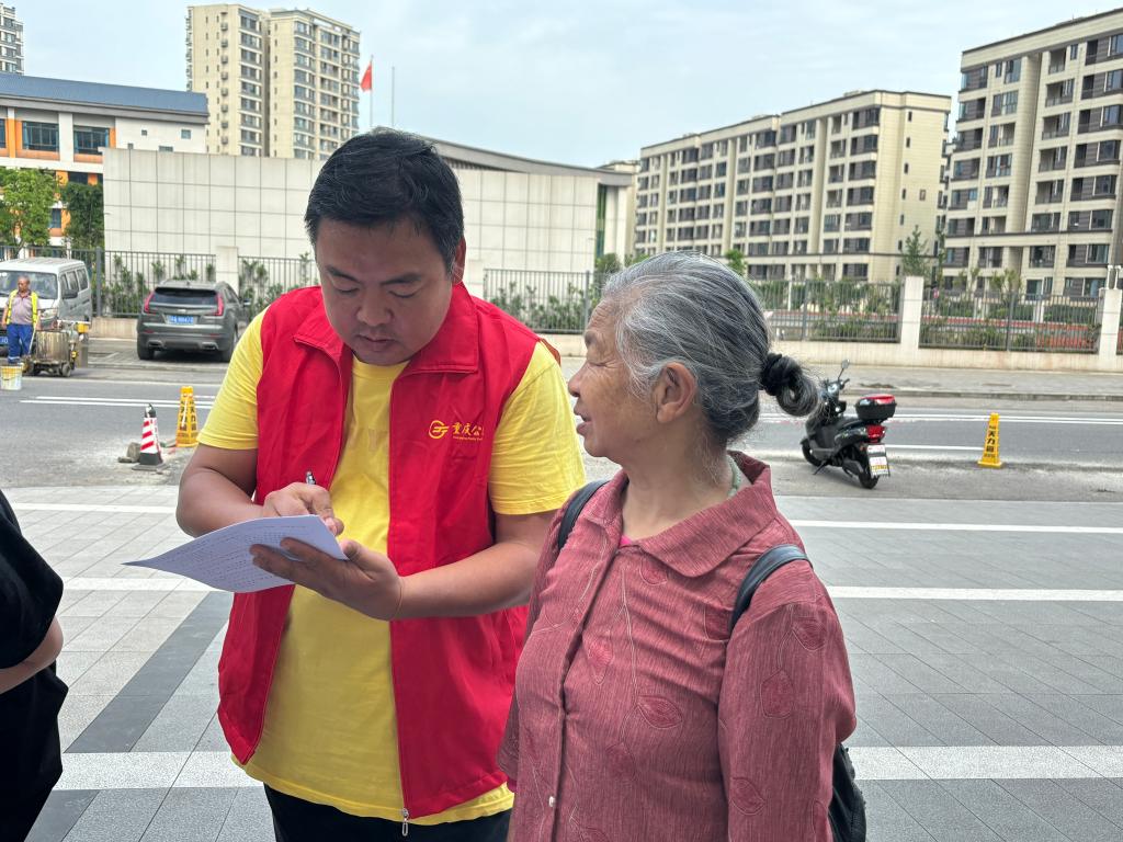 公交志愿者收集居民出行建议。重庆南部公交供图