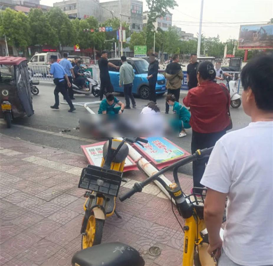 河南多地现罕见大风：有人被路灯砸中身亡，有车被石雕砸损