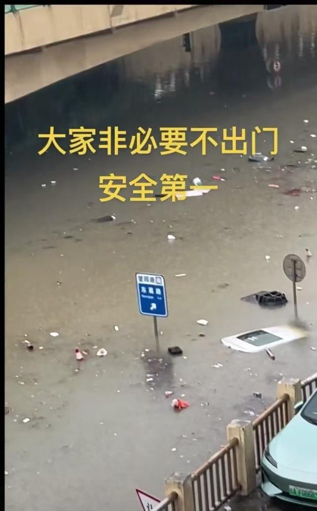 广西南宁市区遭遇大暴雨：多车被淹，有人砸围墙放水