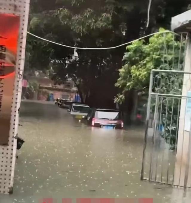 广西南宁市区遭遇大暴雨：多车被淹，有人砸围墙放水