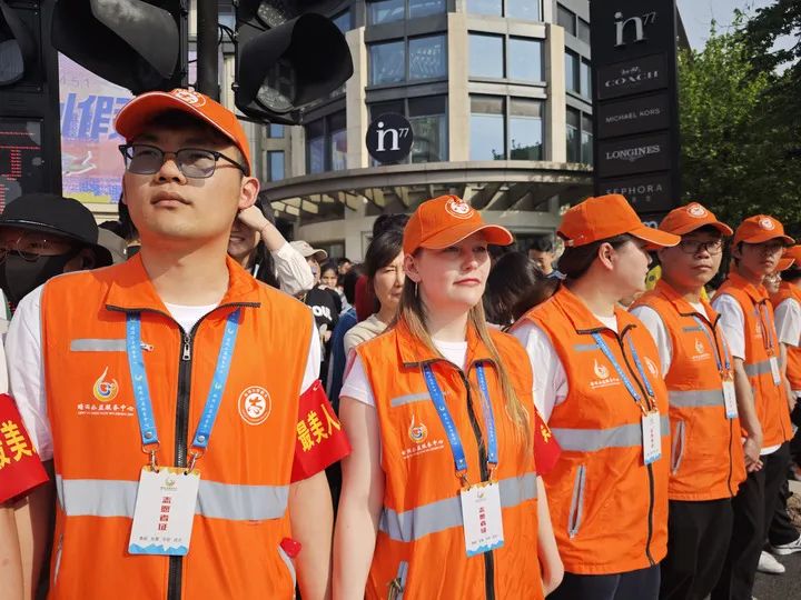 连续9年！杭州西湖边“最美人墙”又来了，今年还送出一款独特浪漫