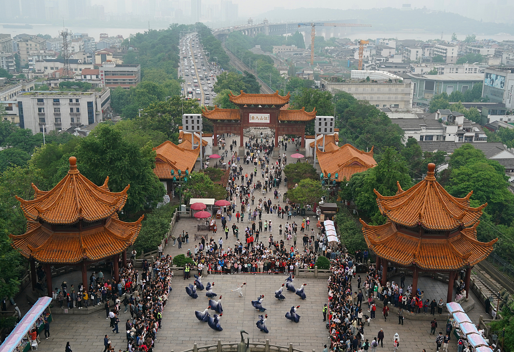 五一假期旅游火爆，全国多个景区发布“今日停止售票”提示