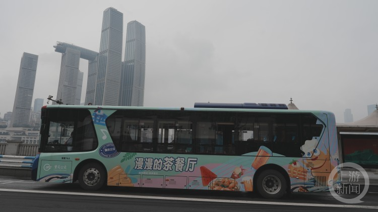 跟着“茶餐巴士”去打卡！重庆首条美食巴士发车