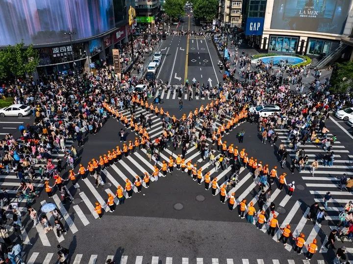 连续9年！杭州西湖边“最美人墙”又来了，今年还送出一款独特浪漫