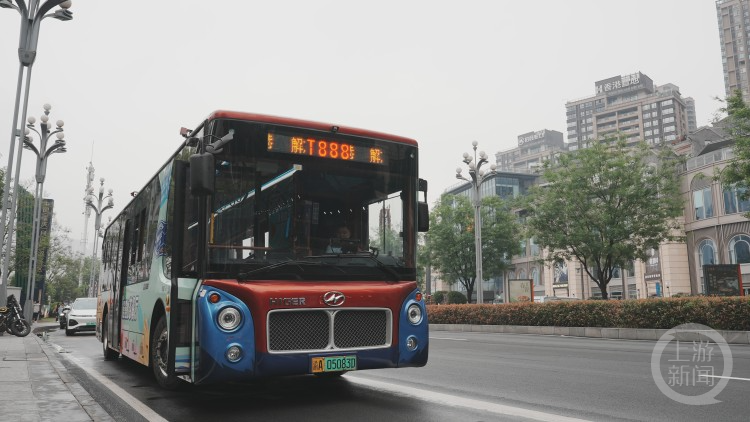 跟着“茶餐巴士”去打卡！重庆首条美食巴士发车