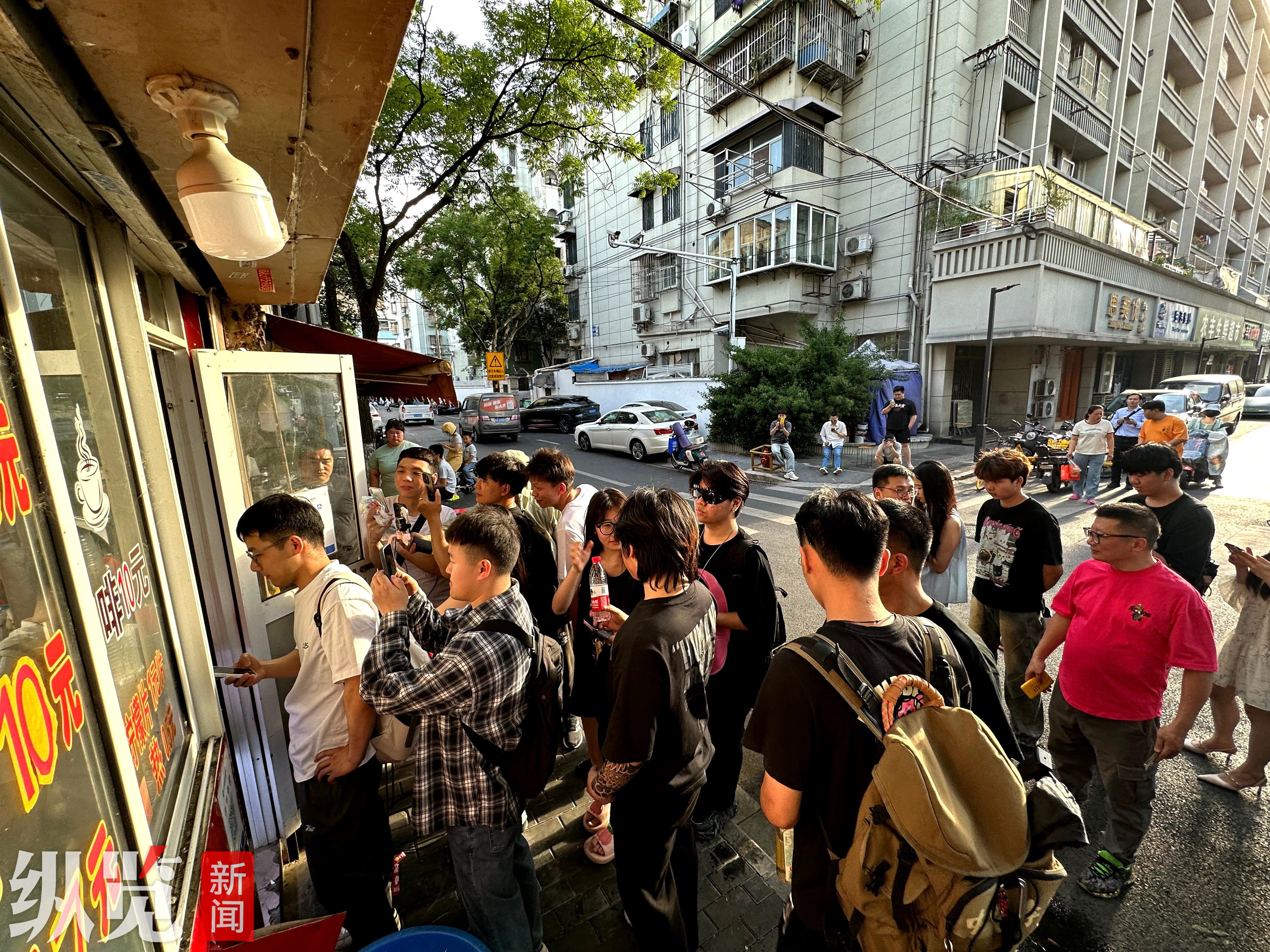 街道办回应“南京阿姨10元手冲咖啡爆火”：希望不要过度围观，让其自然生长最好