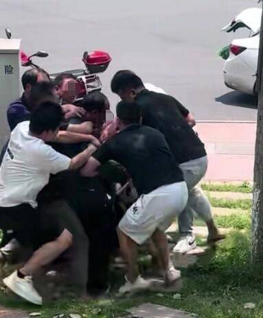 7人合力街头解救被挟持女孩？ 四川泸州警方：确有此事，相关细节正在调查