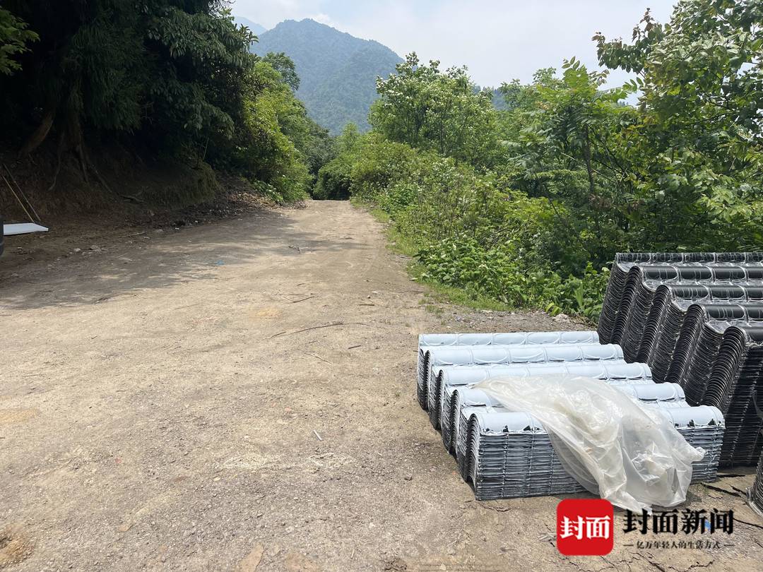峨眉山骡子负重爬山引发共情背后：传承千年的背夫传统和暂难舍弃的运输方式
