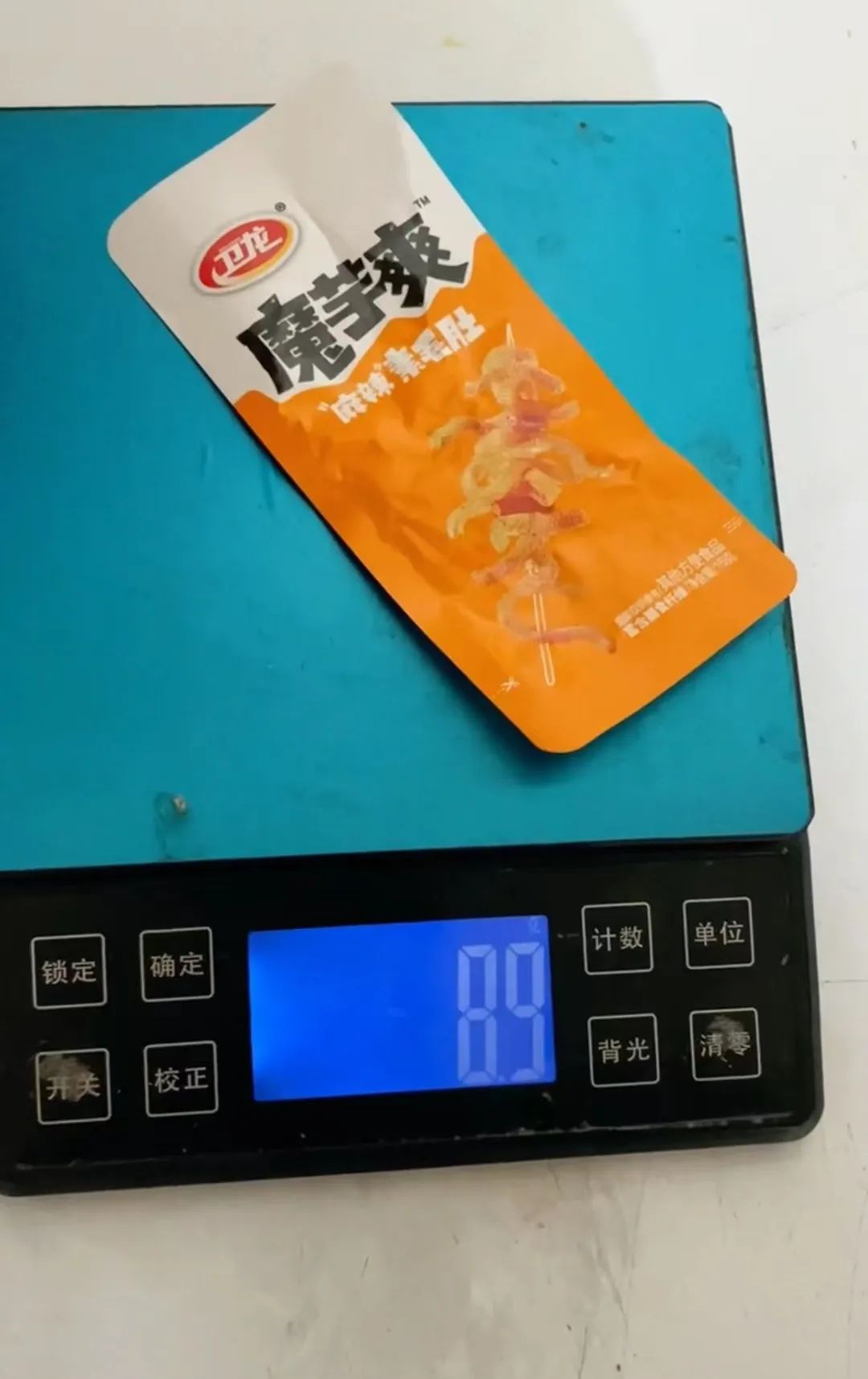 消费者曝15克卫龙魔芋爽称重仅8.9克 客服：你不是普通消费者吧！公司紧急道歉