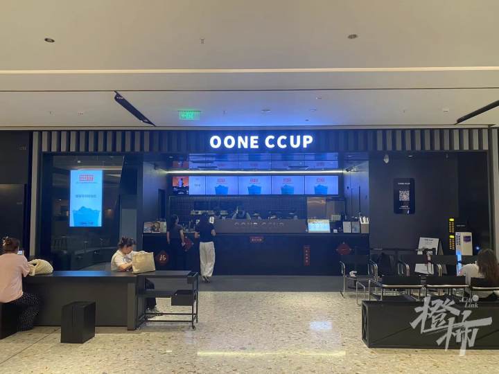 “出轨”“劈腿”，网红奶茶店广告被批低俗，紧急撤下