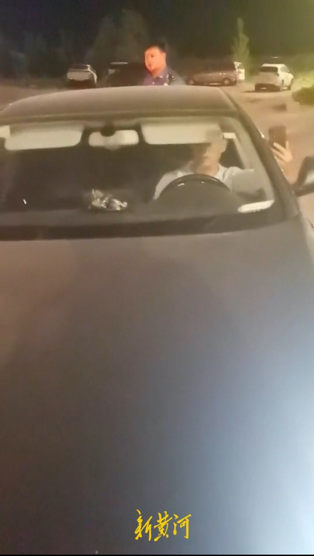 记者调查“城管碰瓷式假摔”事实真相：渣土车与私家车两司机系父子，私家车撞到巡查队员