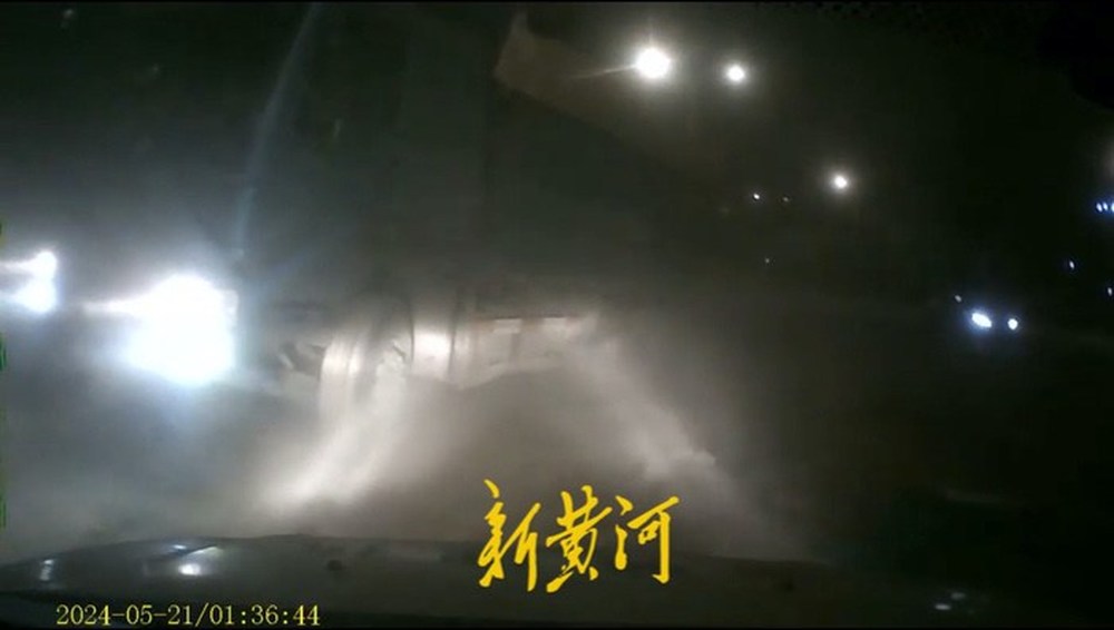 记者调查“城管碰瓷式假摔”事实真相：渣土车与私家车两司机系父子，私家车撞到巡查队员