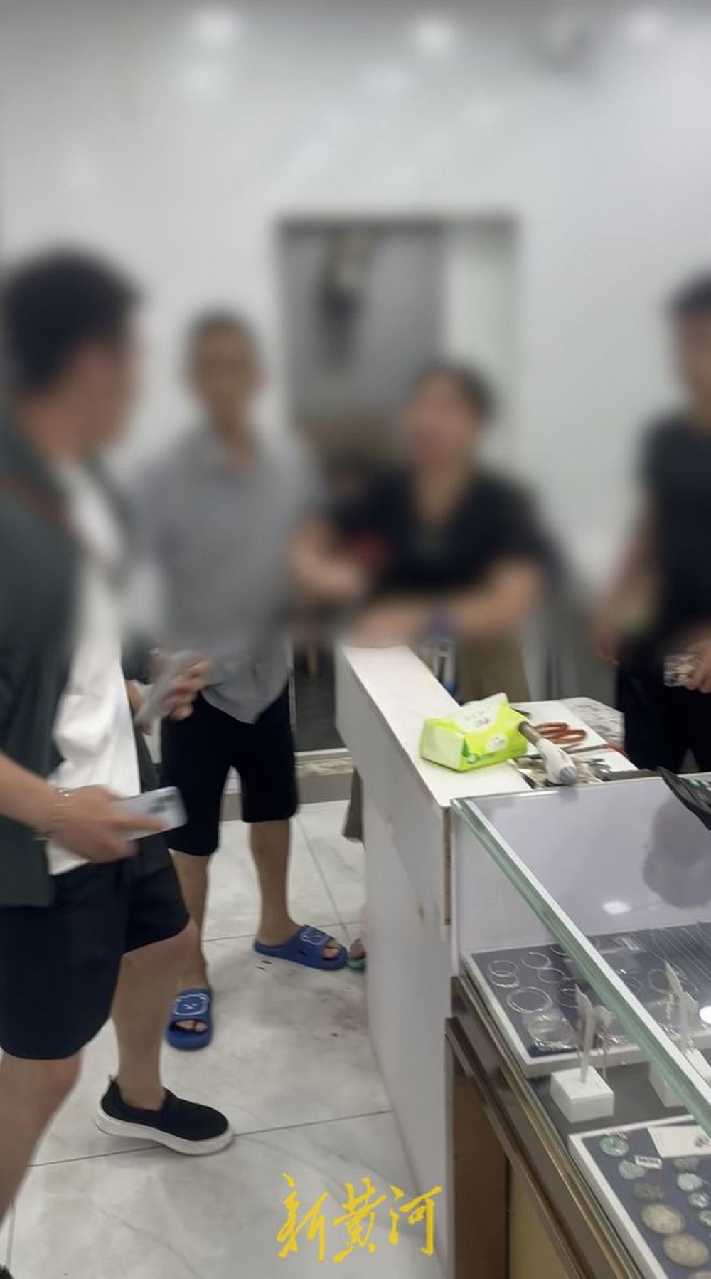 网络博主打假称安徽芜湖一金店惊现“五两秤”，31克黄金变15克？
