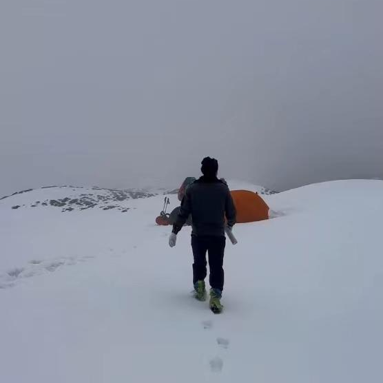 30岁驴友徒步贡嘎山遇难:海拔4500米雪山上,救援人员跪地前行转运遗体下山
