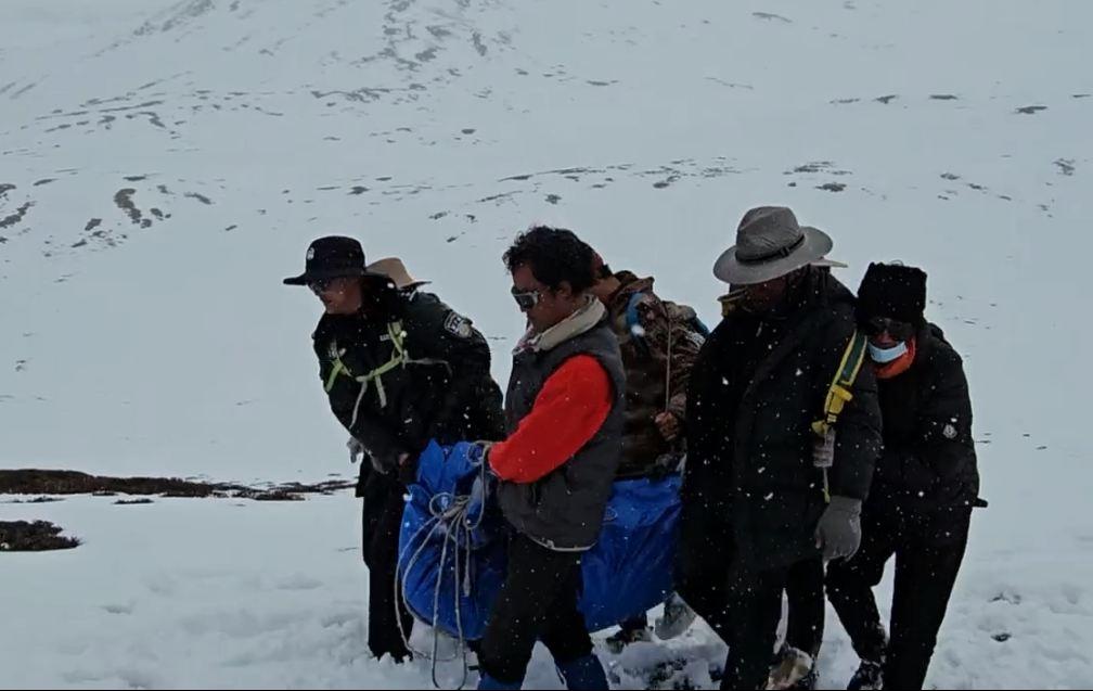 30岁驴友徒步贡嘎山遇难:海拔4500米雪山上,救援人员跪地前行转运遗体下山
