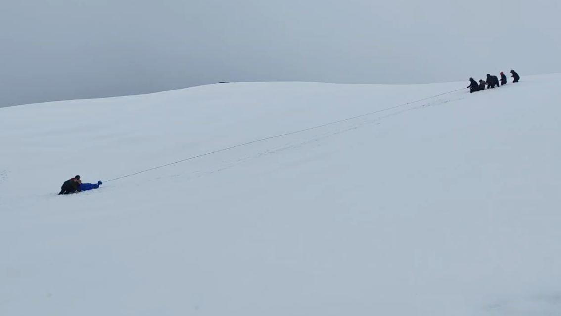 30岁驴友徒步贡嘎山遇难:海拔4500米雪山上,救援人员跪地前行转运遗体下山