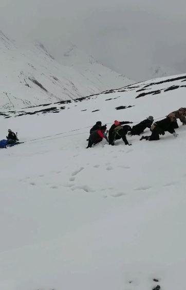 30岁驴友徒步贡嘎山遇难:海拔4500米雪山上,救援人员跪地前行转运遗体下山