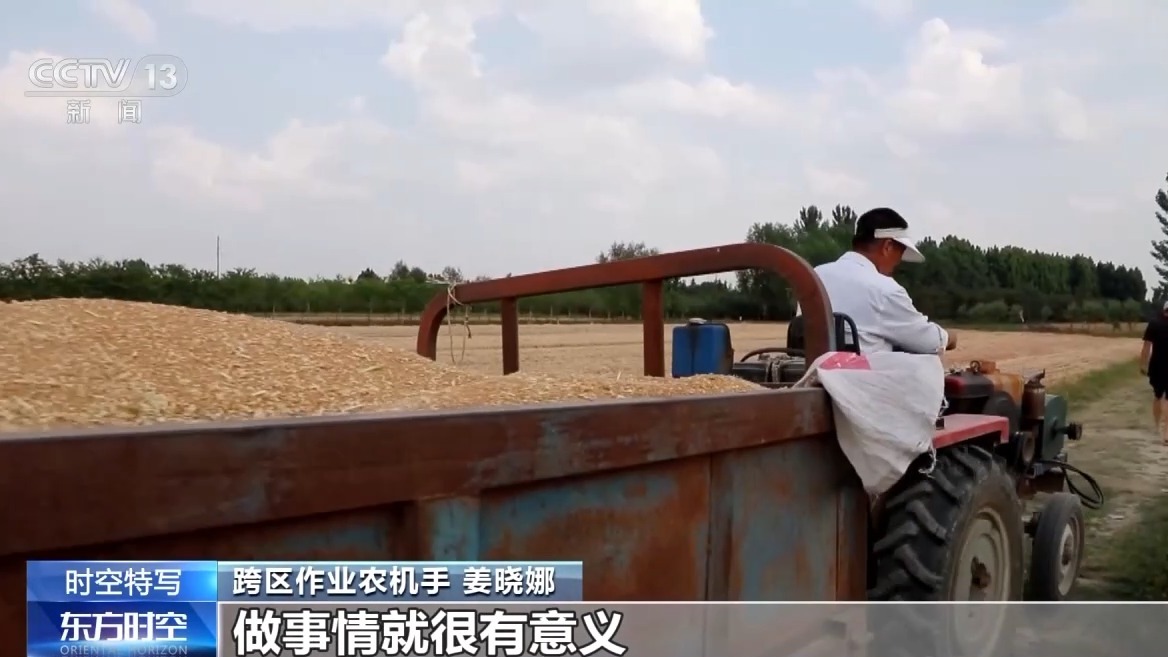 又美又飒！95后美甲师回村开起收割机