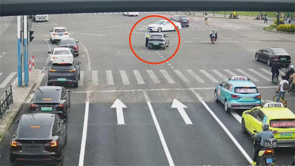 老头乐前挂“保时捷”后贴“法拉利”车牌号SHF88888，55岁车主被行拘