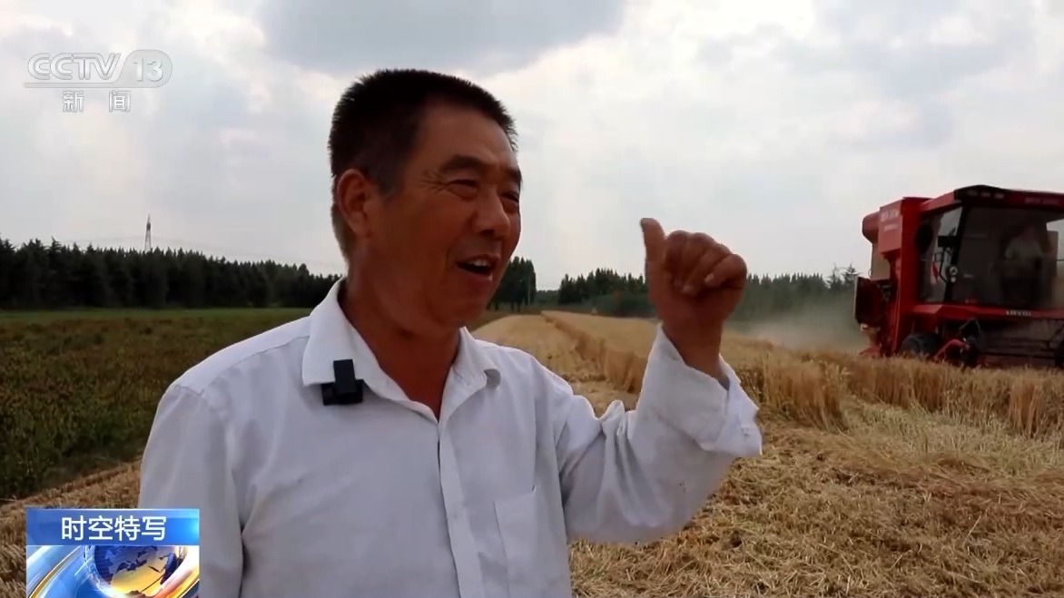 又美又飒！95后美甲师回村开起收割机