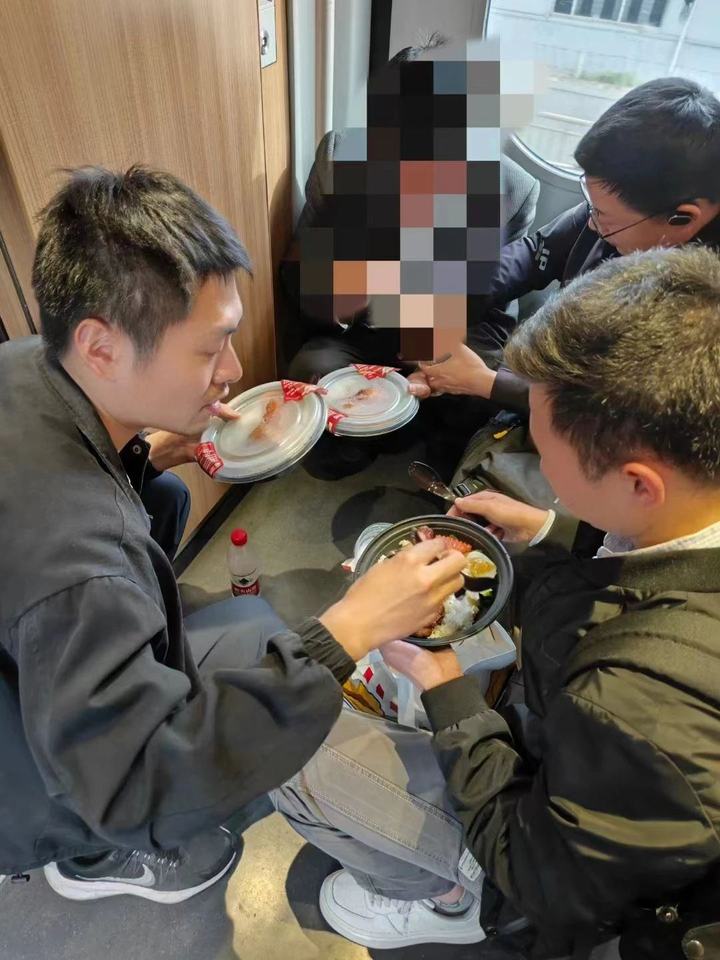 火车上席地而卧 ，这群“伪游客”火了，他们中有人又在抓捕路上了