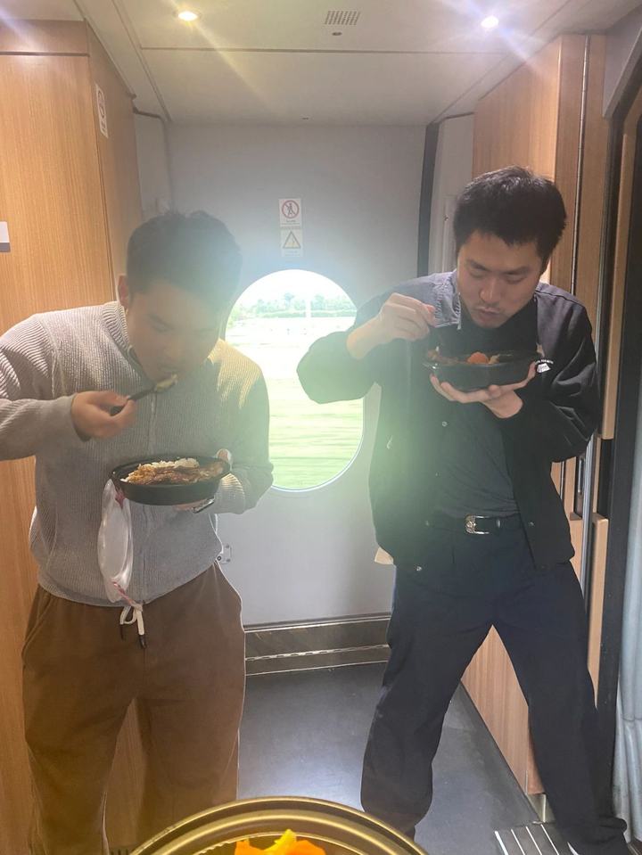 火车上席地而卧 ，这群“伪游客”火了，他们中有人又在抓捕路上了