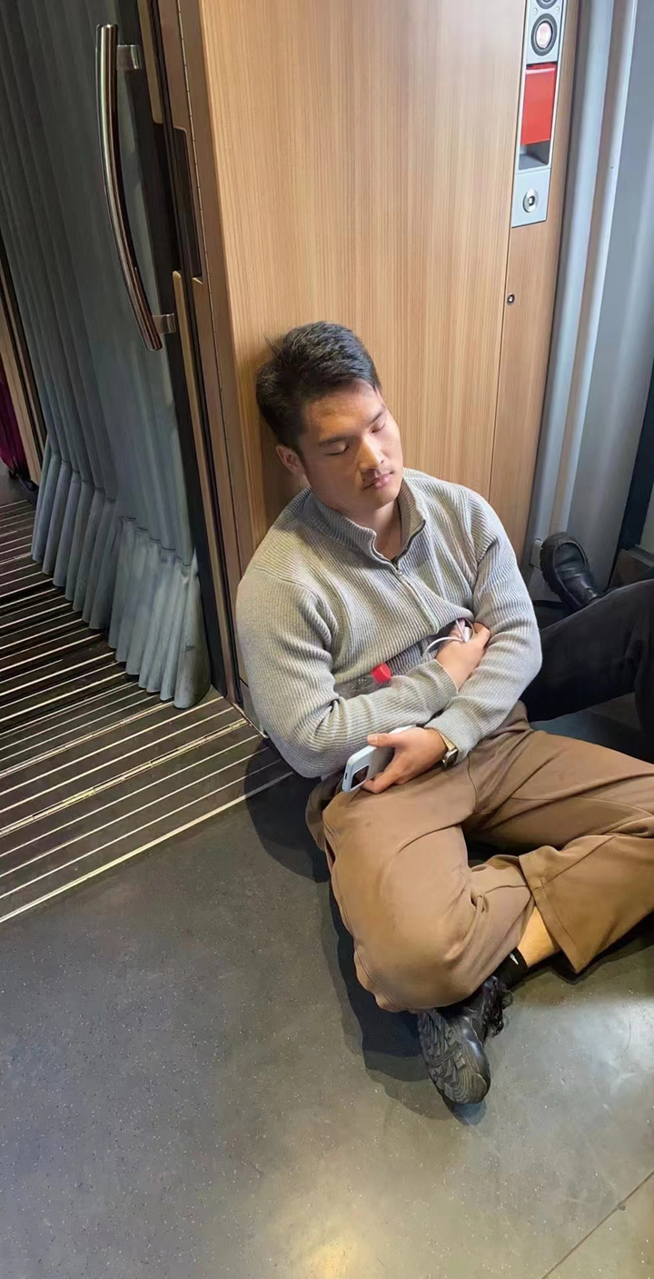 火车上席地而卧 ，这群“伪游客”火了，他们中有人又在抓捕路上了
