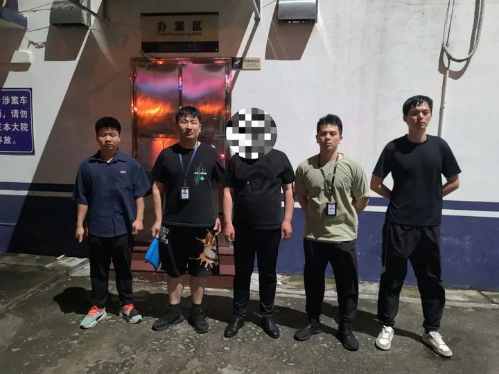 火车上席地而卧 ，这群“伪游客”火了，他们中有人又在抓捕路上了
