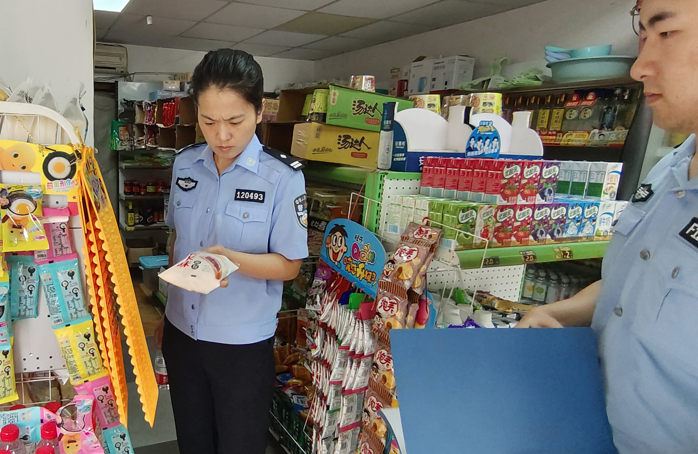 1民警正在检查商铺食品安全