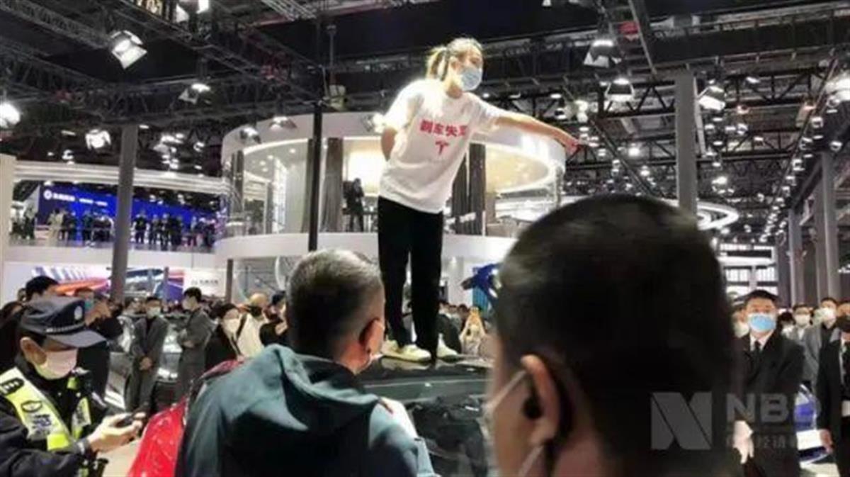 爬车顶喊“刹车失灵”构成诽谤，女车主被判道歉并赔偿17万，此前曾起诉特斯拉侵权要求道歉