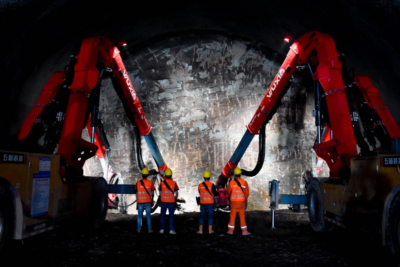 5月1日，西渝高铁宣汉隧道内，施工人员正在钻孔。通讯员 王力 摄