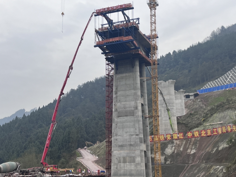 中铁北京工程局成达万高铁南河大桥3号主墩连续梁6号块正在浇筑。受访单位供图
