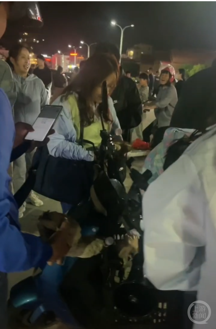福建平潭游客为拍“蓝眼泪”买石头扔海里 当地文旅:不允许,会制止