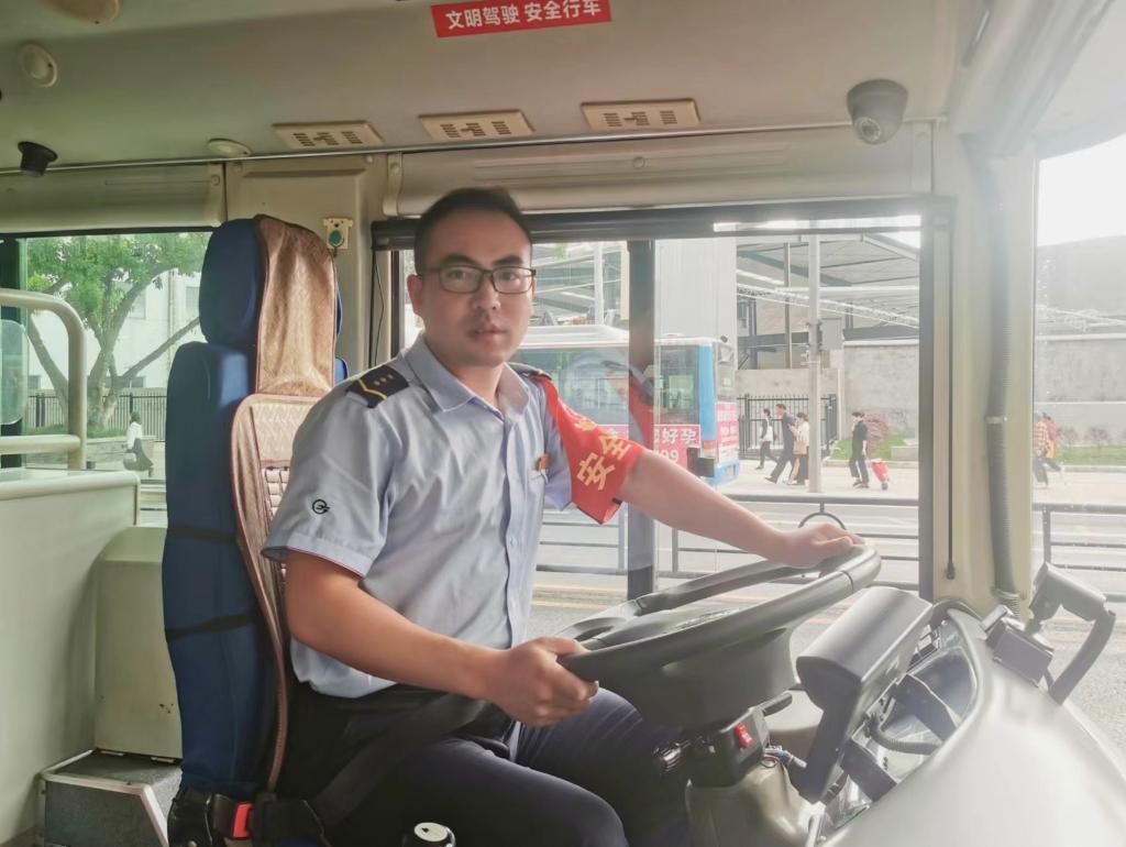 公交司机廖晓勇。重庆西部公交供图