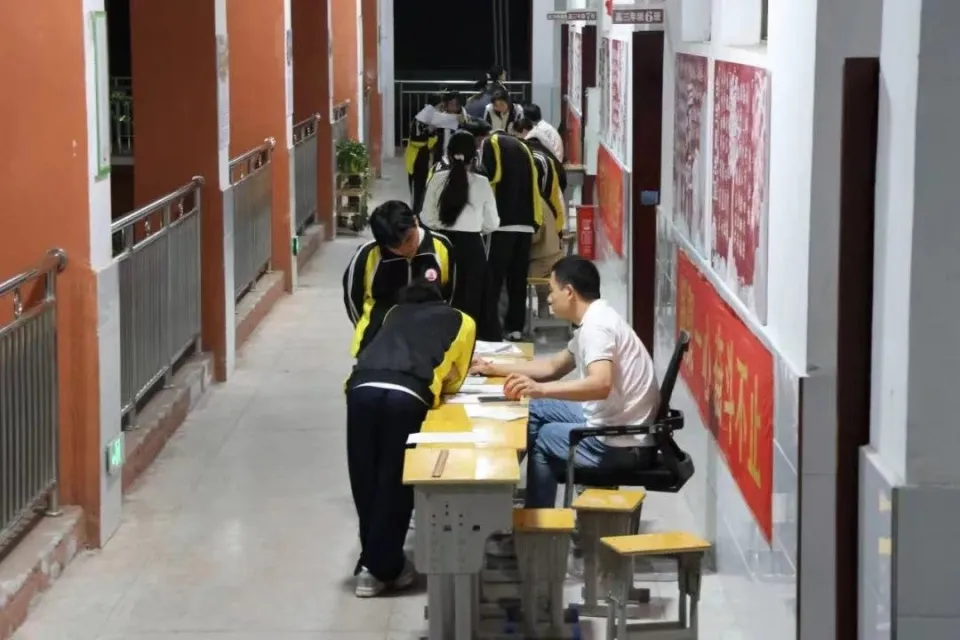 重庆一学校全体高三老师走廊“摆摊”辅导，校方：已持续三年