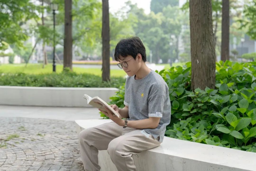 保研第一的男生,果断剪掉40cm长发!他说:很幸运……