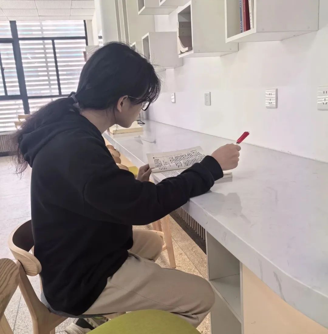 保研第一的男生,果断剪掉40cm长发!他说:很幸运……